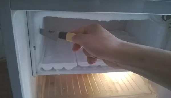 sửa tủ lạnh bị thủng ngăn đá